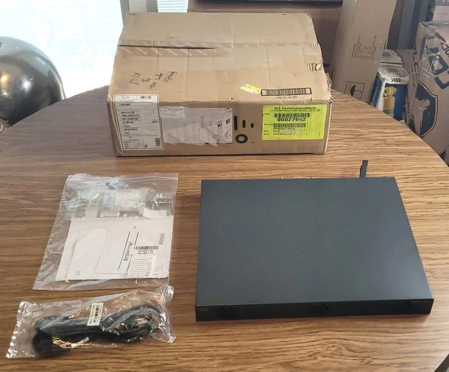 Маршрутизатор Cisco IAD2431-8FXS 8 Port Integrated Access Device Router