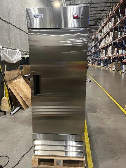 Морозильный шкаф Avantco A-19F-HC 29" Solid Door Reach-In Freezer — фото лота 2