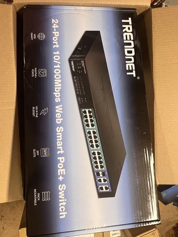 Коммутатор TRENDnet TPE-224WS 24-Port 10/100 Web Smart PoE+ Switch 193W SFP