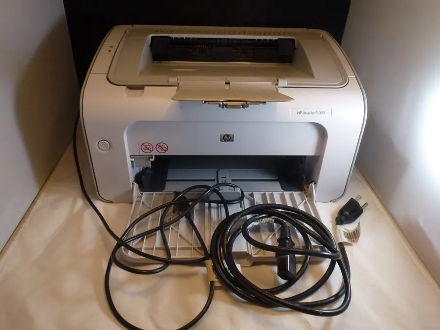 Лазерный принтер HP LaserJet P1005 Monochrome Laser Printer W/ Cables