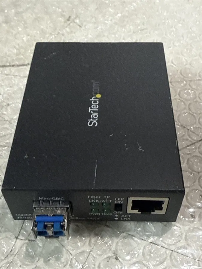 Медиаконвертер StarTech MCM1110SFP Gigabit Ethernet Fiber Media Converter w/ Ope