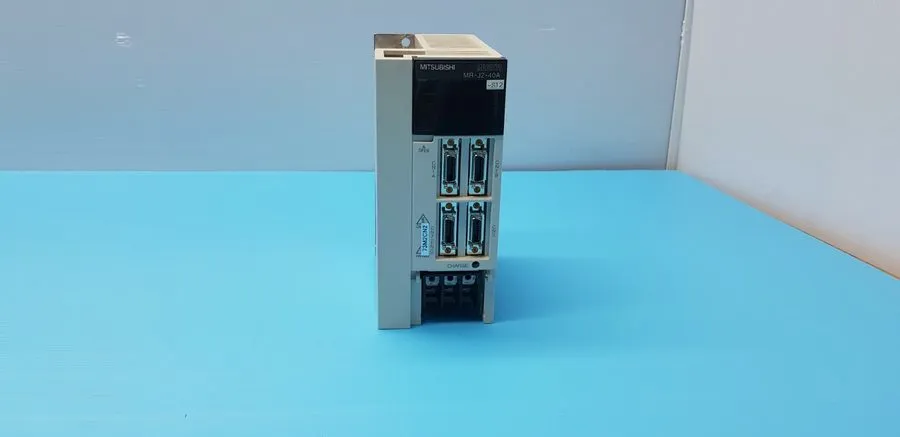 Сервопривод Mitsubishi MR-J2-40A-S12 400W Servo Amplifier