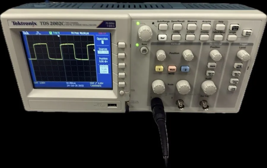 Осциллограф Tektronix TDS2002C Digital Storage Oscilloscope 70MHz 1GS/s 2CH — фото лота 1