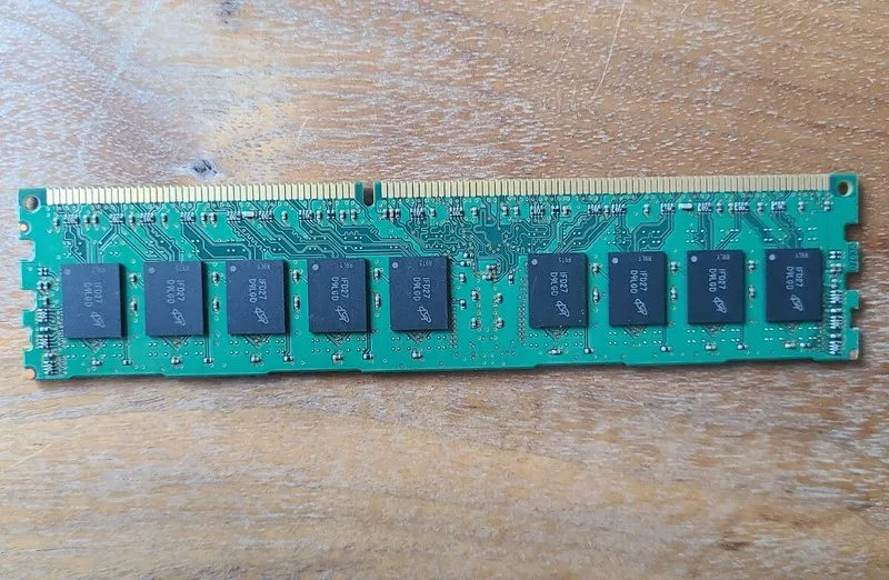 Модуль памяти Micron 4Gb PC3-10600R ECC MT18JSF51272PZ-1G4D1BB DDR3-1333MHz
