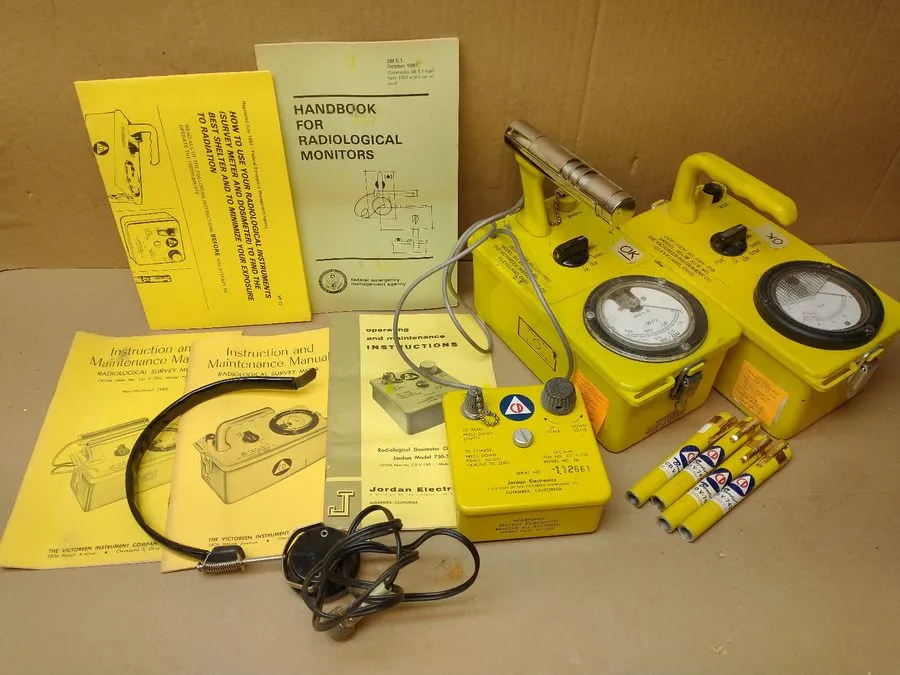 Газоанализатор Victoreen geiger counter kit CDV777, includes CDV700/715, headpho