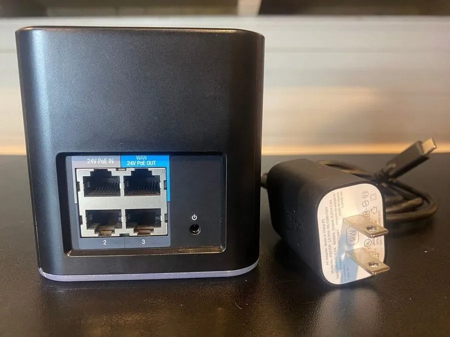Маршрутизатор Ubiquiti Networks airCube Wireless-N300 Wi-Fi Access Point Black