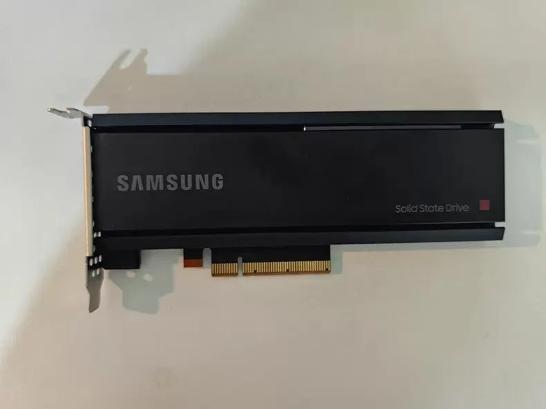 SSD-накопитель Dell Samsung PM1735 6.4TB SSD PCIE 4.0 NVME MZ-PLJ6T40 MZPLJ6T4HA