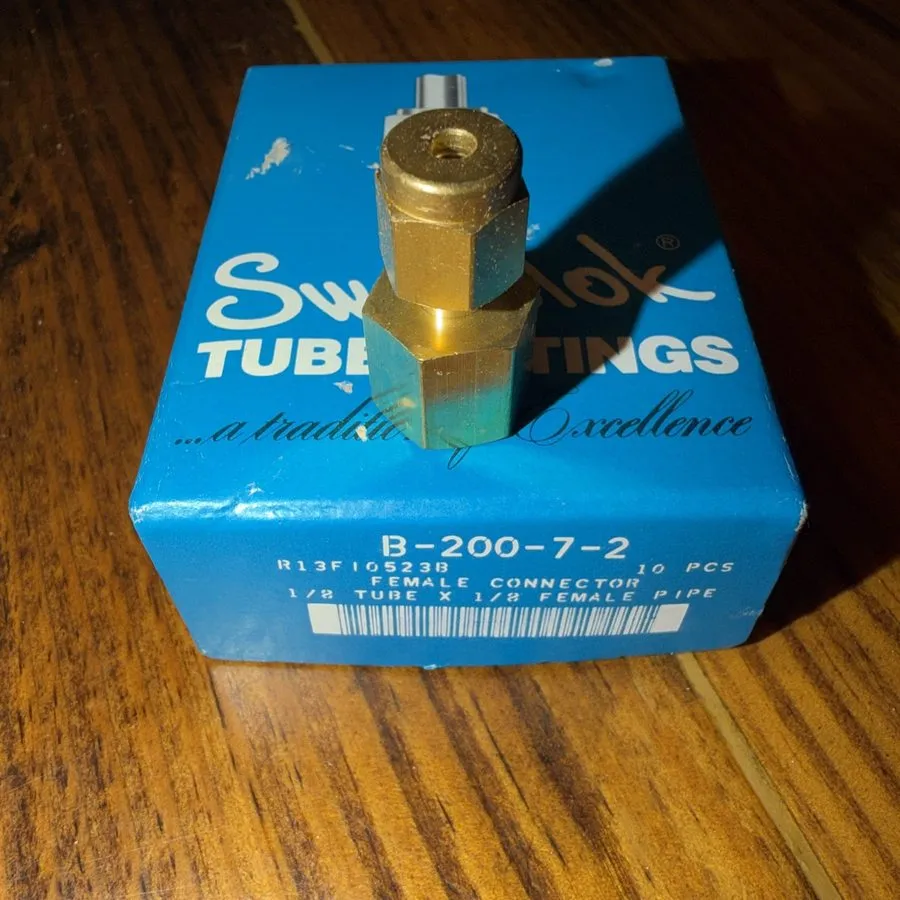 Фитинг Swagelok Tube Fitting Female Connectors Brass 1/8" x 1/8" B-200-7-2 — фото лота 1