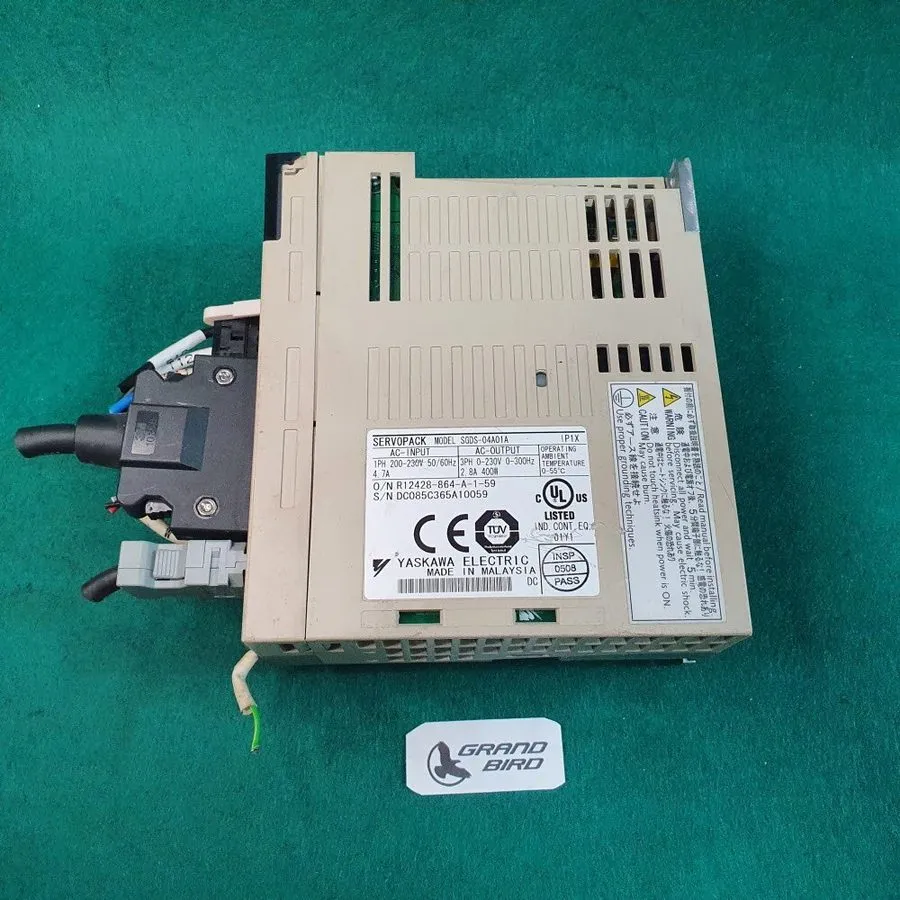 Сервопривод YASKAWA SGDS-04A01A SERVOPACK DRIVE 3PH 0-230V 0-300Hz 2.8A 400W
