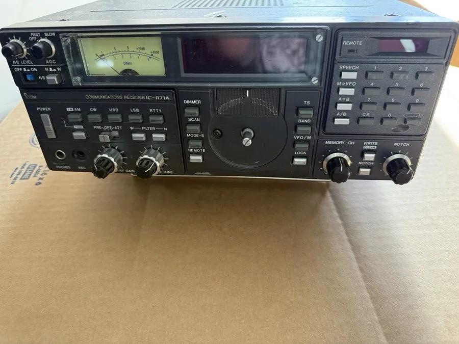 Радиостанция Icom IC-R71A Communications Receiver With CK70, Manual and Box