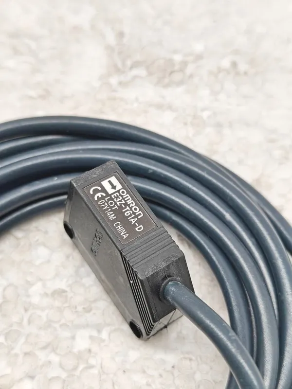 Фотоэлектрический датчик Omron E3Z-T61A-D Photoelectric Sensor 12-24 Vdc