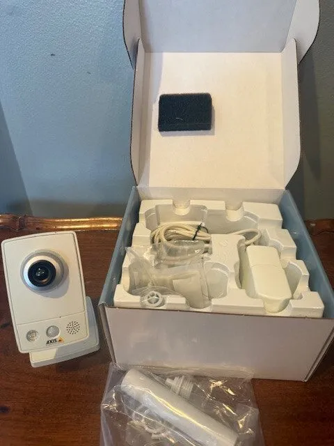 Камера AXIS Communications M1034-W 0522-004 Wireless Network Camera Open