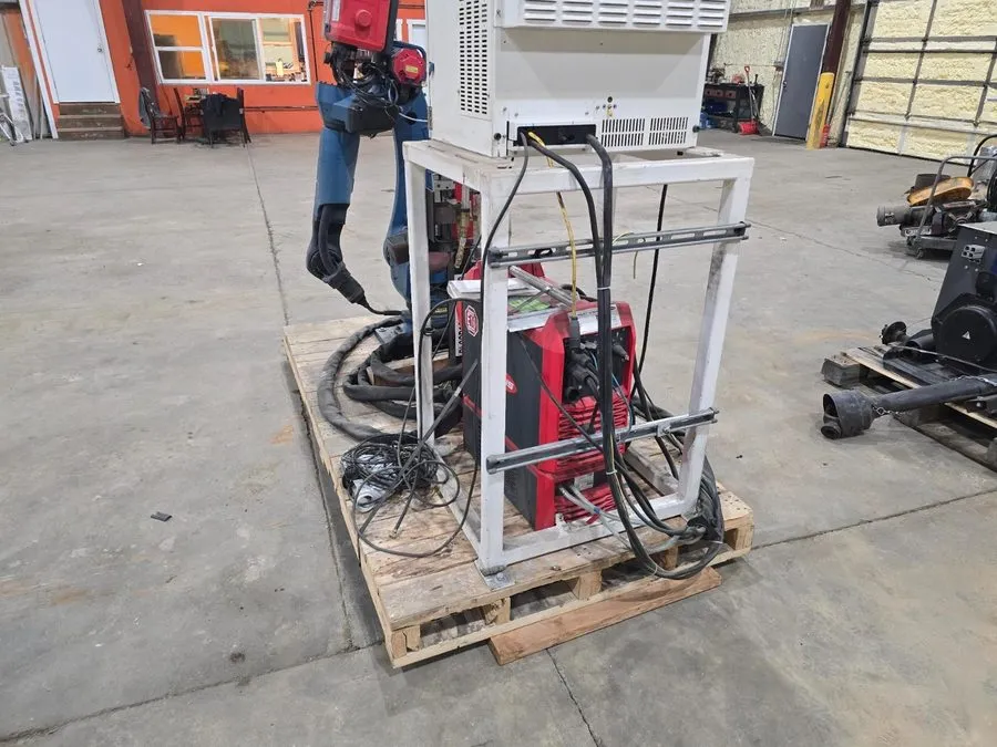 Робот FANUC ArcMate 120iD Robot Welder R-30iB Plus + Fronius TPS 400i Mig Welder