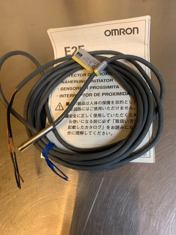 Датчик приближения Omron Proximity Sensor E2E-CR8C1 12-24vdc NPN N.O