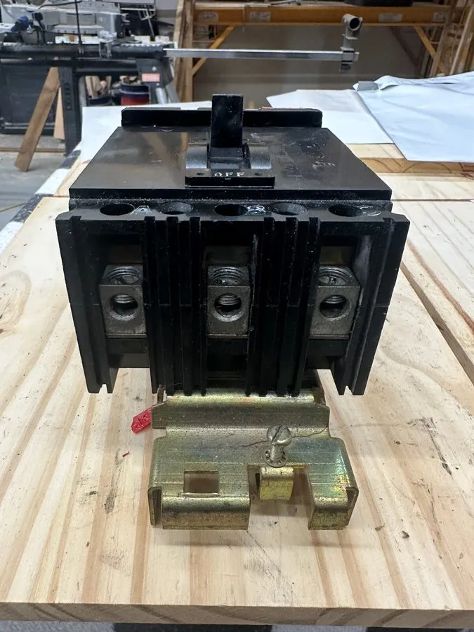 Автоматический выключатель Square D FA34070 Circuit Breaker 70A 3-Pole 480V SEE