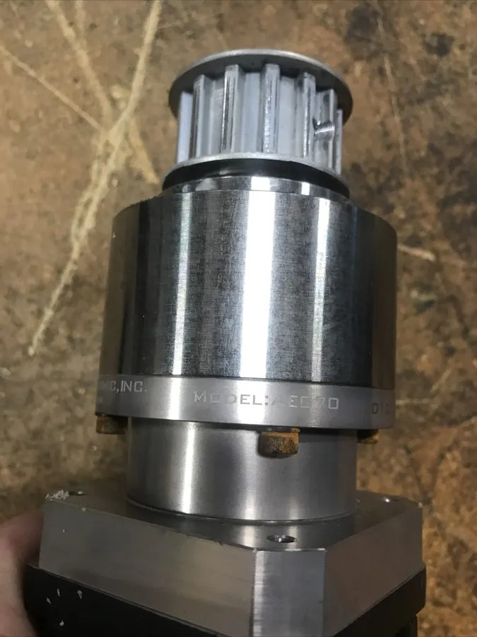 Серводвигатель Allen Bradley MPL-B210V-VJ72AA Servo Motor 460v, 8000 RPM — фото лота 2