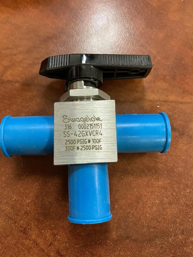 Клапан Swagelok SS-42GXVCR4 Ball Valve 3-Way 1/4” VCR Stainless Steel