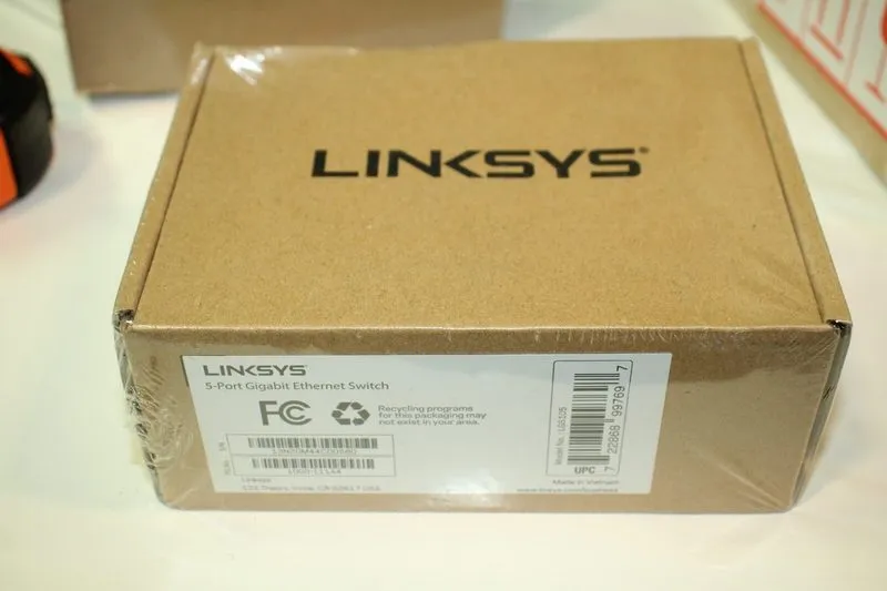 Коммутатор Linksys LGS105 5-Port Gigabit Desktop Ethernet Network Switch