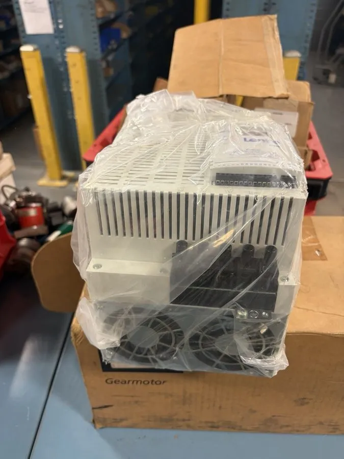 Частотный преобразователь Lenze ESMD223L4TXA Frequency Inverter Drive 480V 3Ph 2
