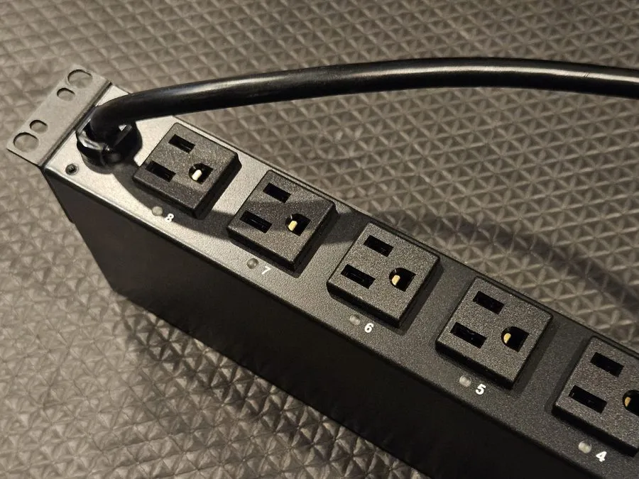 Блок розеток PDU Tripp Lite PDUMH15NET2LX Switched PDU 120V 1.4kW 15A 8 Outlets — фото лота 1