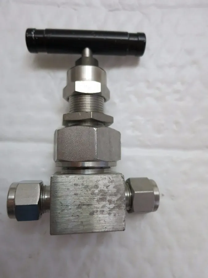 Клапан Swagelok SS-6NBS6 Manual Stainless Needle Valve 6000psi 3/8in Tube