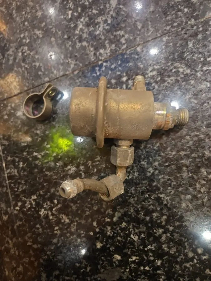 Трубопроводная арматура Mercedes-Benz W124 Fuel Pressure Regulator Bosch 0438161 — фото лота 2