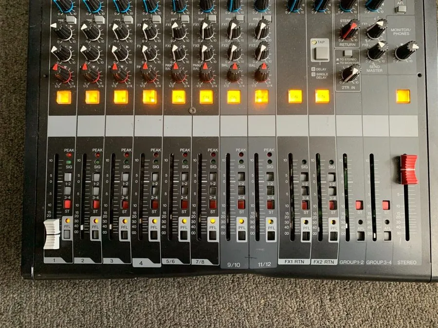 Микшерный пульт YAMAHA MGP12X 12-Channel Premium Mixing Console Analog Mixer — фото лота 1