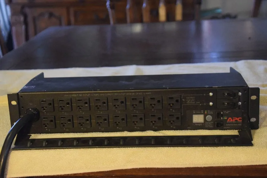 Блок розеток PDU APC Model AP7902 2U Rack PDU, Switched, 30A, 120V, with 16x 5-2