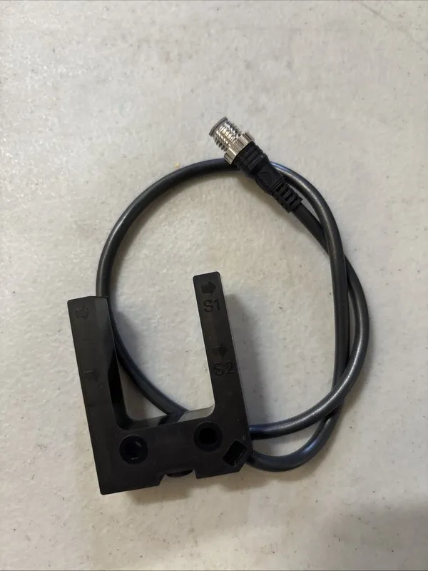 Фотоэлектрический датчик Omron E3Z-G81-M3J Groove Photoelectric Sensor 12-24VDC
