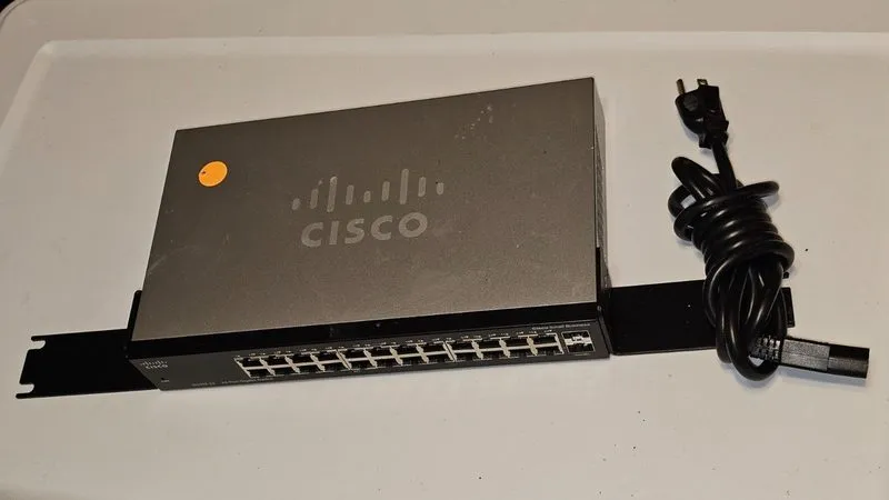 Коммутатор Cisco SG102-24 24-Port Gigabit Ethernet Unmanaged Rackmount Switch — фото лота 1