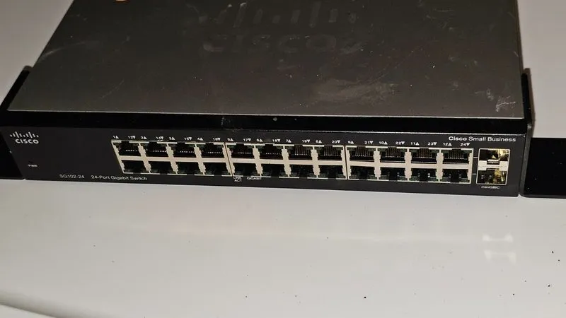 Коммутатор Cisco SG102-24 24-Port Gigabit Ethernet Unmanaged Rackmount Switch — фото лота 2