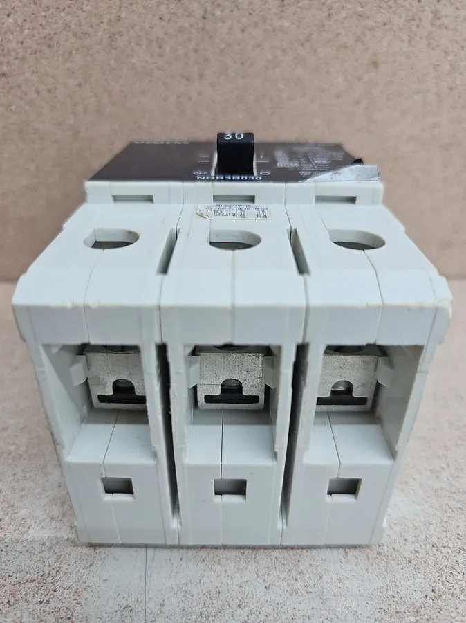 Автоматический выключатель Siemens NGB NGB3B030 3 Pole 30 Amp 480V Circuit Break