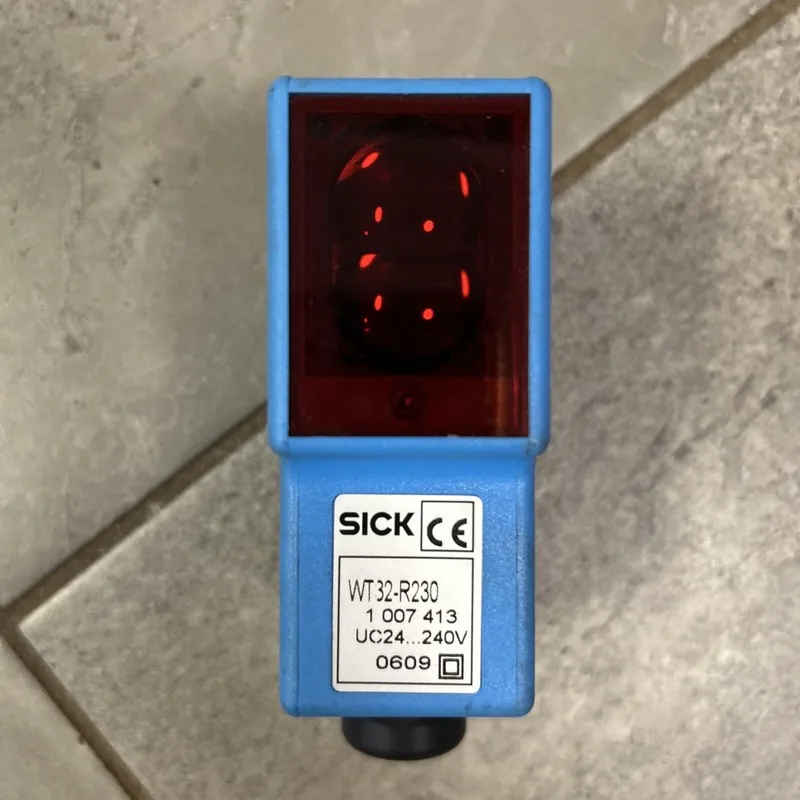 Датчик приближения Sick Proximity PhotoElectric Sensor WT32-R230 100-2000MM 24-2