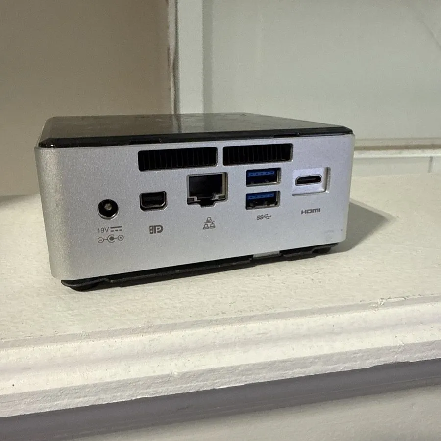INTEL NUC5i3RYH i3 5005U 2.00GHz 8GB RAM NO HDD NO SSD NO OS TINY MICRO PC