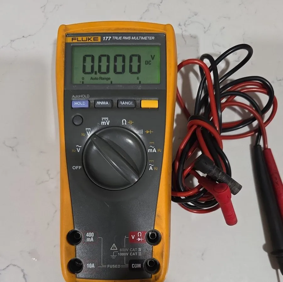 Тестер Fluke 323 True-RMS Digital Clamp Meter, 600V AC & DC Voltage No Leads