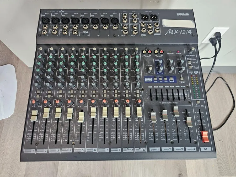 Микшерный пульт Yamaha MX12/4 12-Channel 4-Bus Analog Mixing Console DJ Audio 38