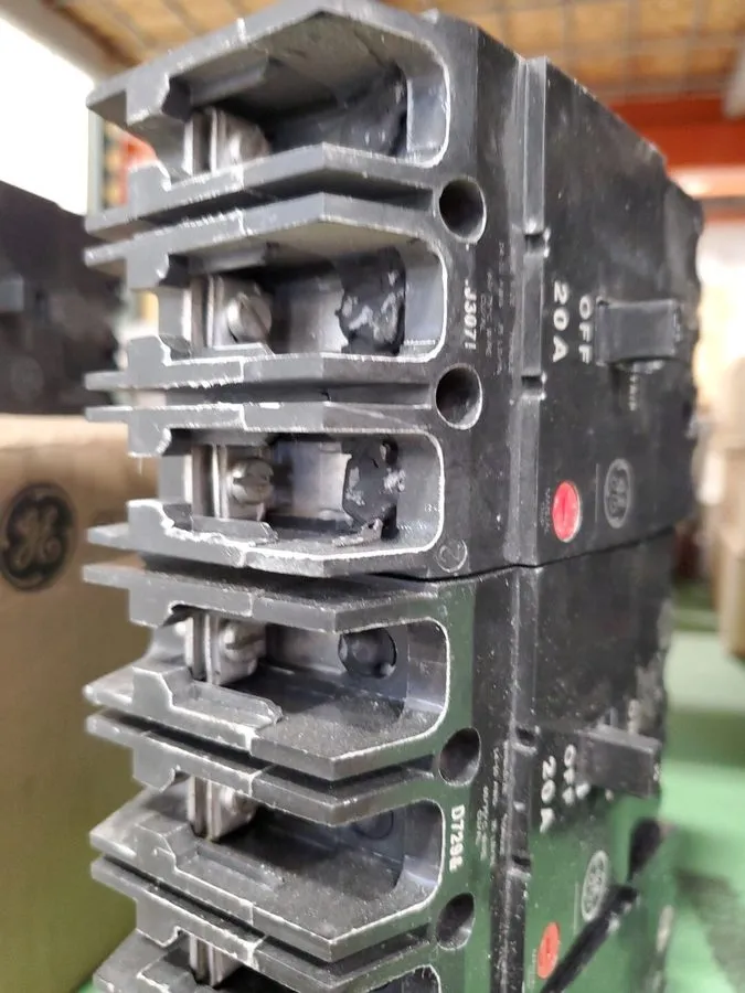 Автоматический выключатель GE TEY320 3pole 20amp 480v circuit breaker type TEY
