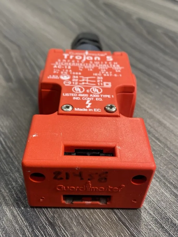 Реле безопасности Allen Bradley Guardmaster Trojan 5 Safety Interlock Switch 440