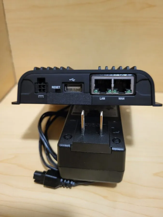 Маршрутизатор Cradlepoint IBR650C 150 Mbps 1 Port 150 Mbps Wireless Router — фото лота 1