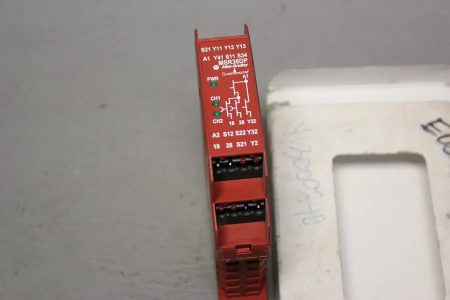 Реле безопасности Allen-Bradley 440R-M23204 MSR38DP Safety Relay Series A 24VDC