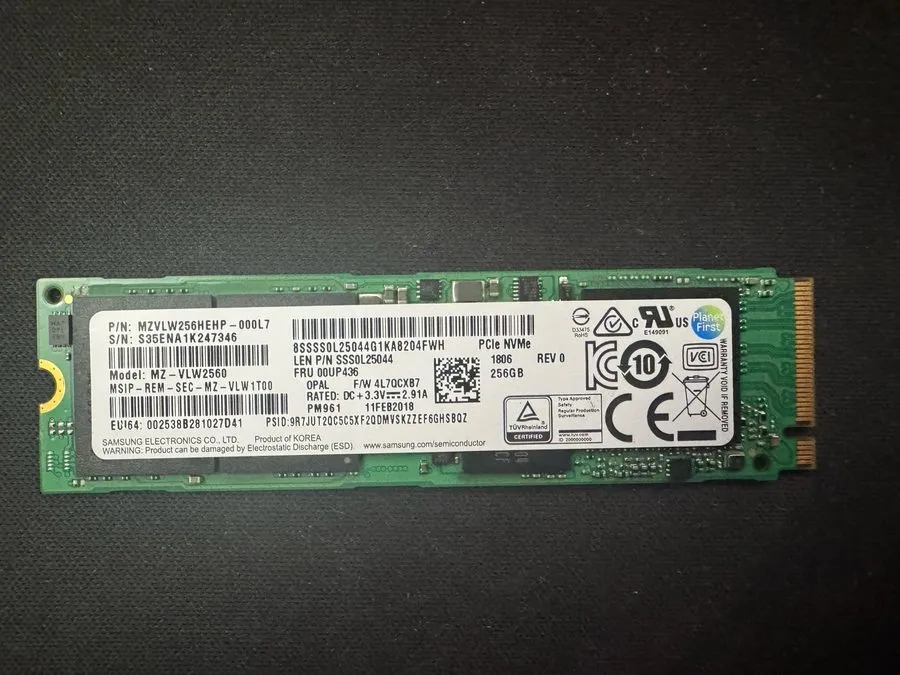 SSD-накопитель Samsung PM961 256GB M.2 2280 NVMe PCIe SSD MZVLW256HEHP 99% Healt