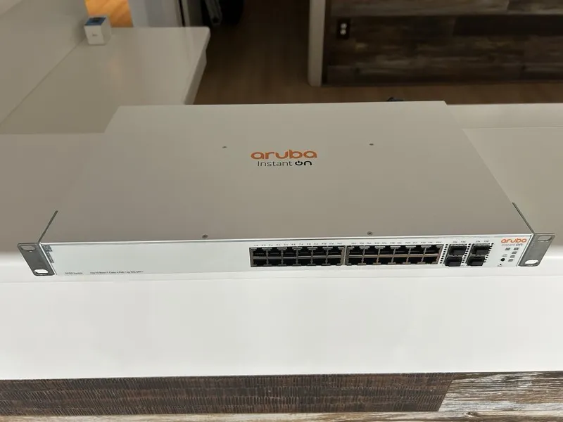 Коммутатор HPE Networking Instant On 1930 24-Port Gigabit PoE+ Switch (JL683B) 1