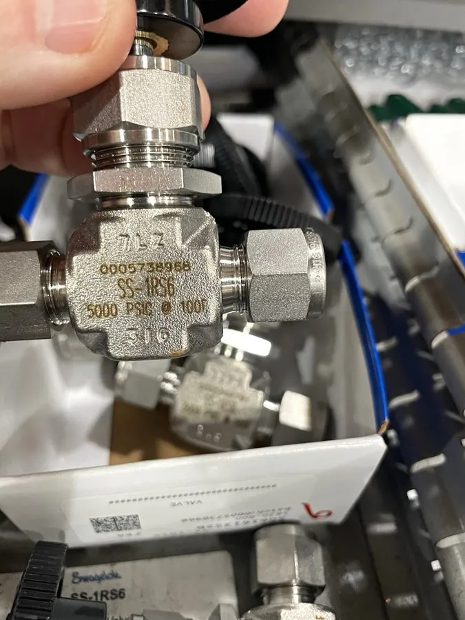 Клапан Swagelok 3/8" Stainless Steel Bonnet Needle Valve SS-1RS6 (LXE9J)