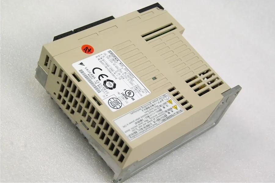 Сервопривод YASKAWA SERVOPACK SGDS-04A01A,AC SERVO MOTOR SGMPS-04ACA21 WORKING F