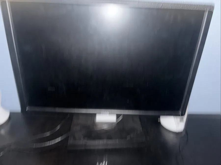 Монитор Dell Ultrasharp U2412M 24 inch Widescreen IPS LED Monitor 1920x1200 — фото лота 1