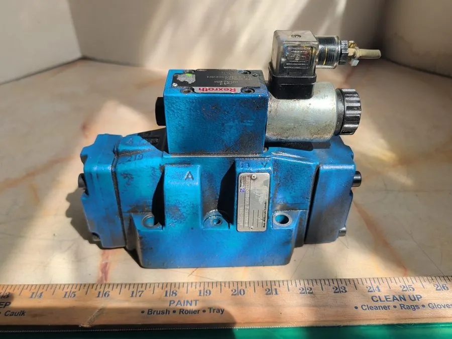 Пневмораспределитель Rexroth R900561274 24 VDC 124 A Hyrdaulic Directional Contr