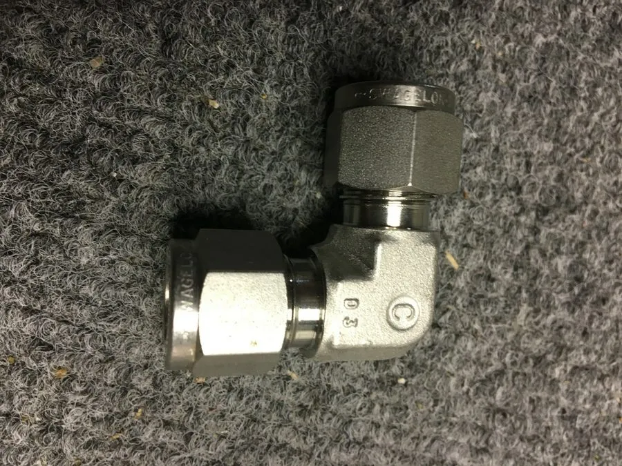 Фитинг Swagelok SS-600-9 Union Elbow 3/8” Tube Fitting Stainless Steel