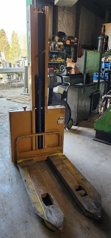Оборудование 2014 Big Joe S22-62-RF Electric Fork-Over Stacker 2,200 LB Built-in — фото лота 2