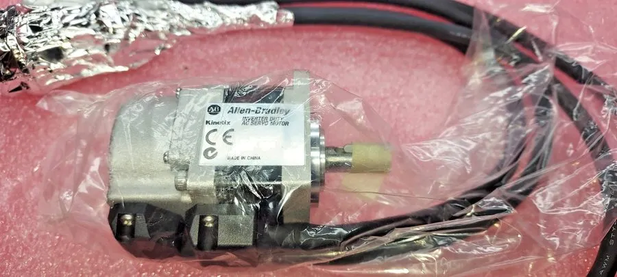 Серводвигатель ALLEN-BRADLEY, TL SERIES, INVERTER DUTY AC SERVO MOTOR, TLY-A110P — фото лота 1