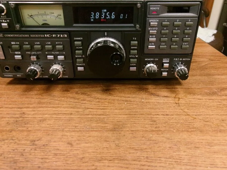 Радиостанция Icom IC-R71A Communications Receiver With CK70, Manual and Box